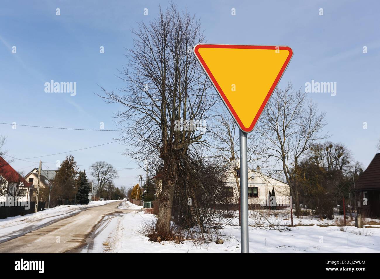 Während der Wintersaison ein Verkehrsschild am Straßenrand ausfahren. Verkehrssicherheit und Verkehrskonzept mit schneebedeckter Wohngegend. Stockfoto