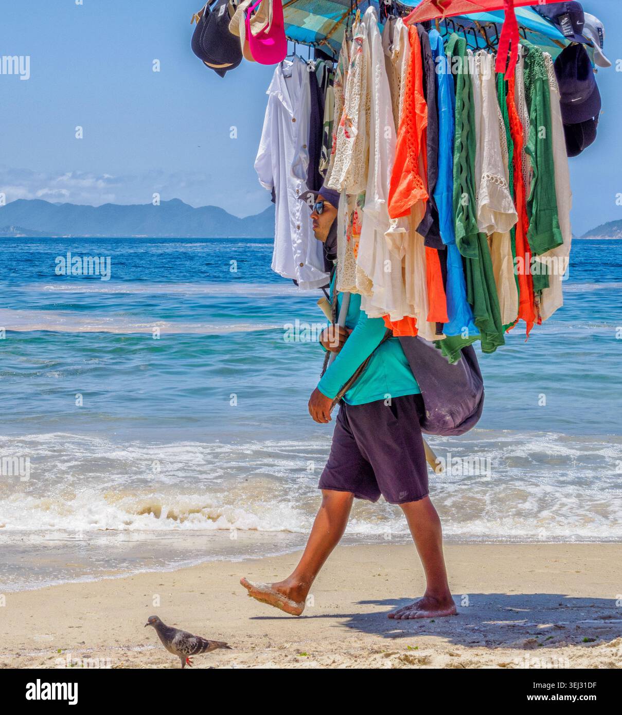 Ein Händler, der seine Waren auf einer großen Anzeigetafel am Copacabana Beach in Rio de Janeiro Brasilien verkauft Stockfoto