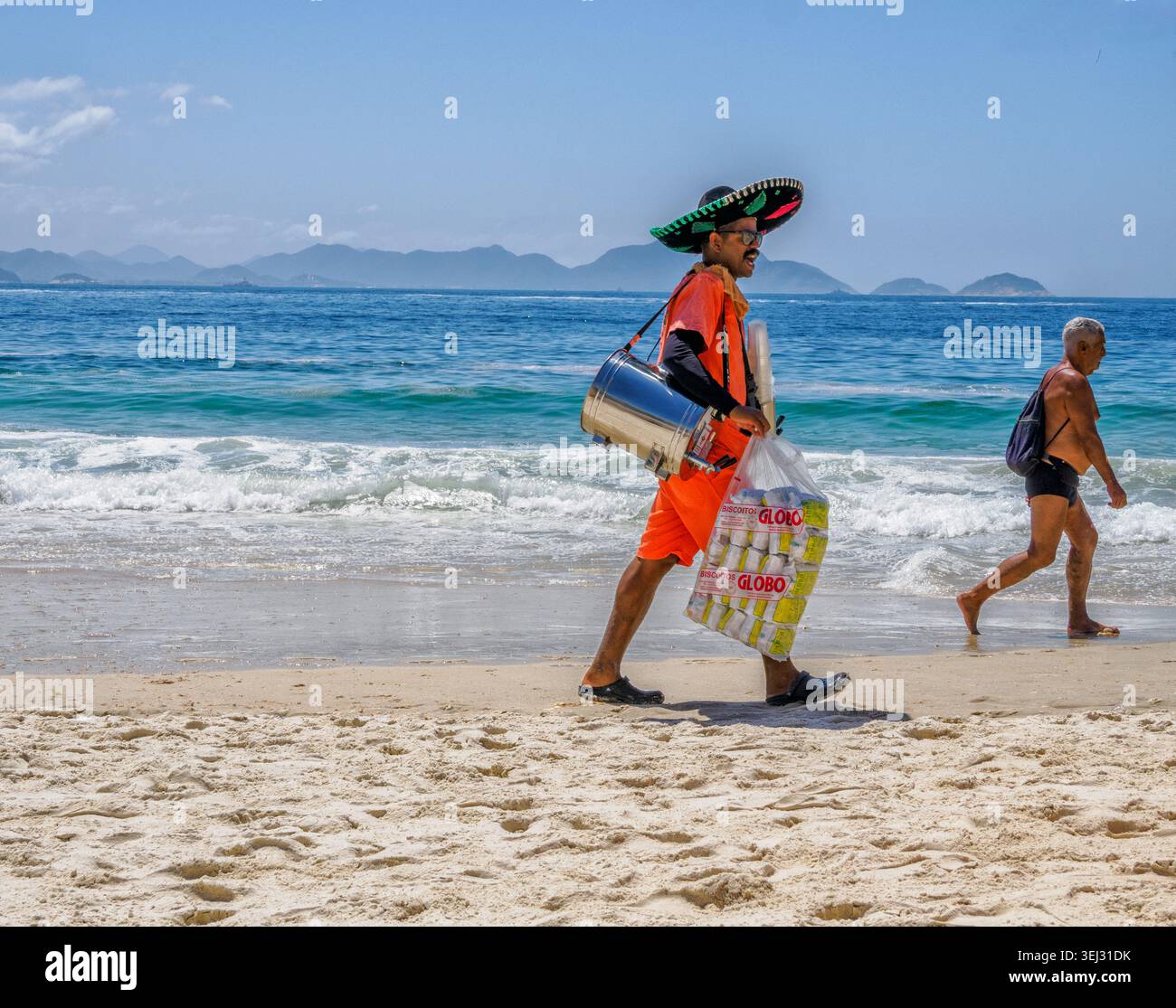 Ein Händler, der seine Waren auf einer großen Anzeigetafel am Copacabana Beach in Rio de Janeiro Brasilien verkauft Stockfoto