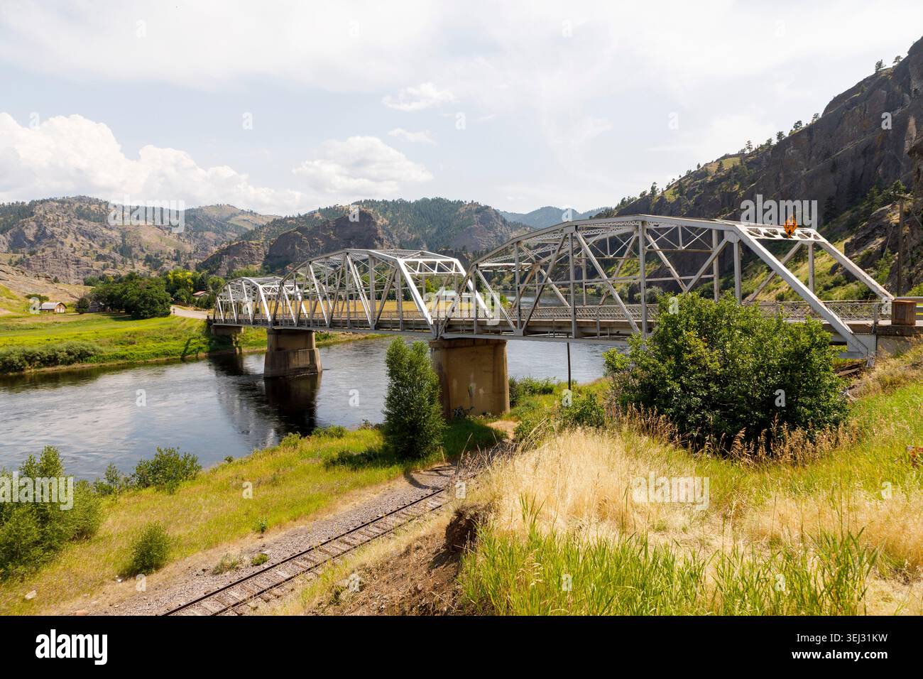 Hardy Bridge über Eisenbahn und Fluss, Hardy, Missouri River, Montana, USA Stockfoto