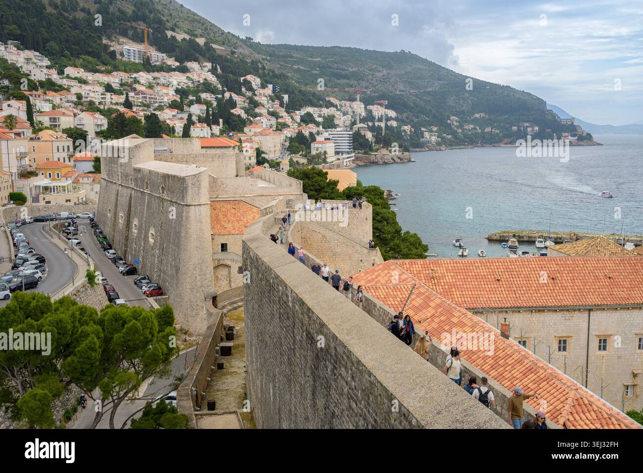 Altstadt von Dubrovnik von der Stadtmauer aus ist ein Spaziergang über die Mauer eine beliebte Touristenattraktion mit Blick über die Dächer und die dalmatinische Küste Kroatiens Stockfoto