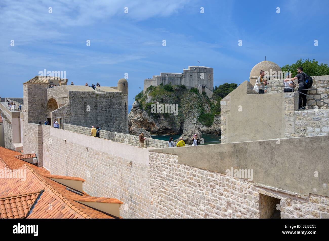 Altstadt von Dubrovnik von der Stadtmauer aus ist ein Spaziergang über die Mauer eine beliebte Touristenattraktion mit Blick über die Dächer und die dalmatinische Küste Kroatiens Stockfoto