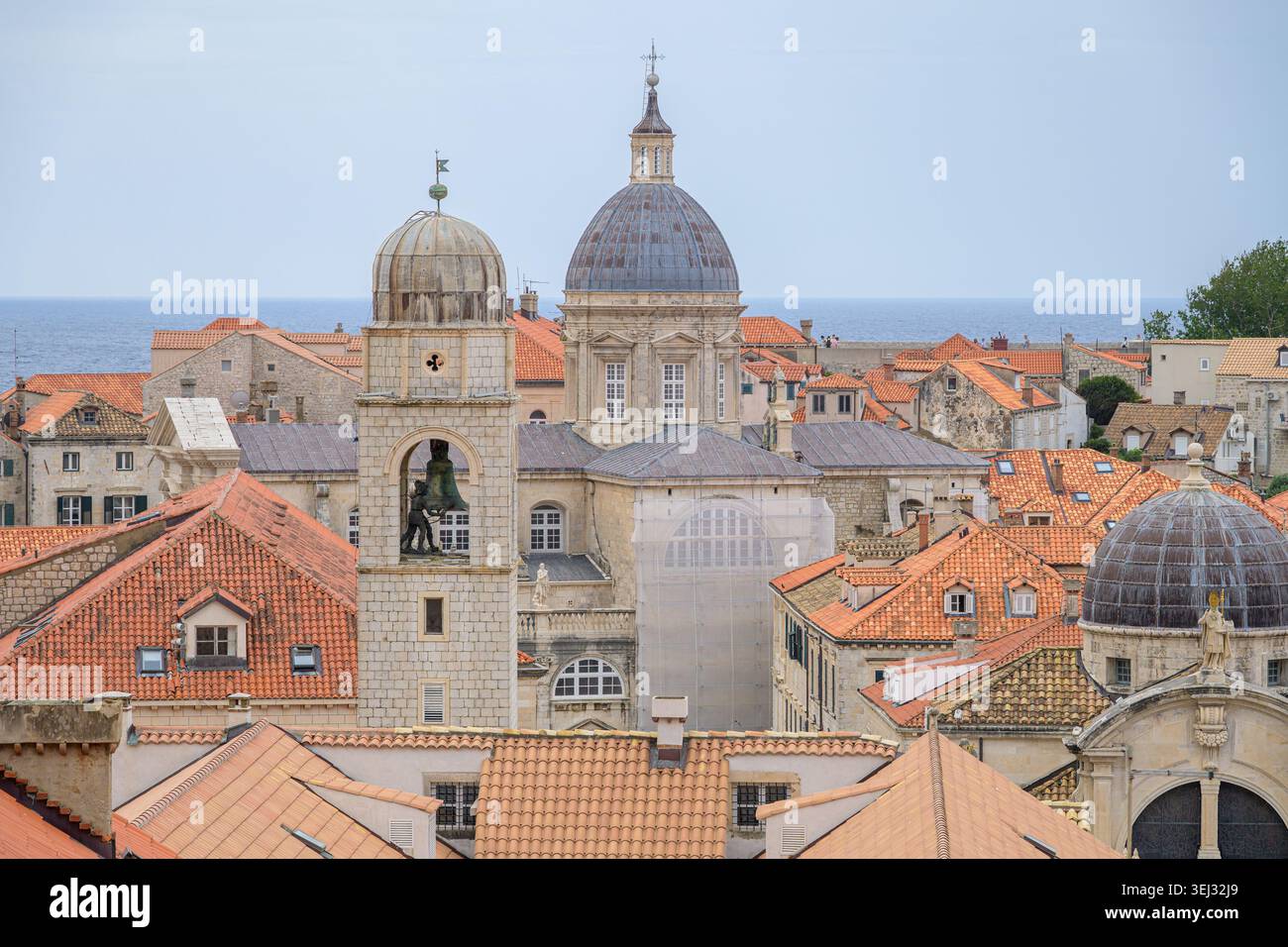 Altstadt von Dubrovnik von der Stadtmauer aus ist ein Spaziergang über die Mauer eine beliebte Touristenattraktion mit Blick über die Dächer und die dalmatinische Küste Kroatiens Stockfoto