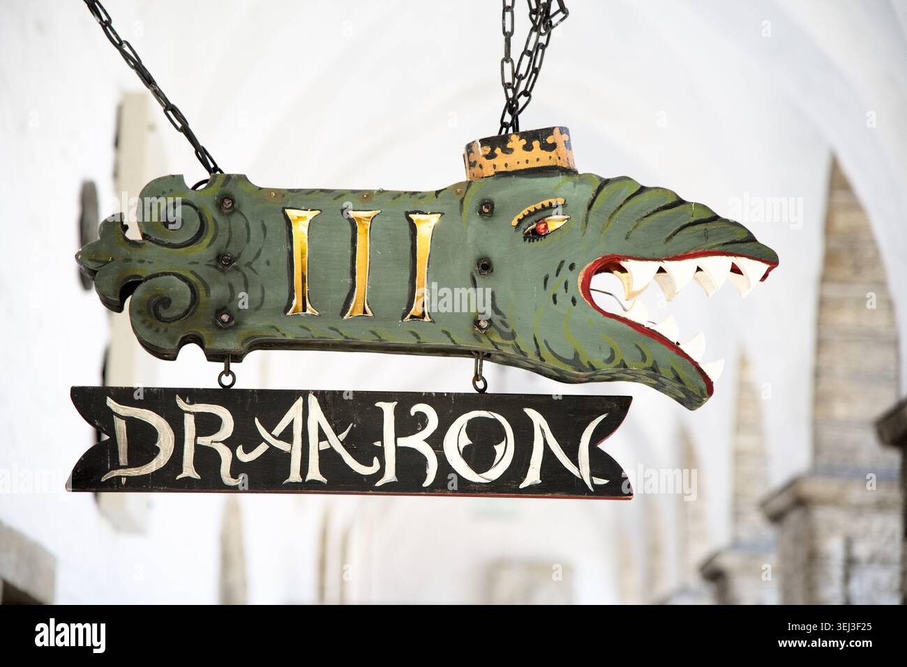 Schild für den Eingang zum III Draakon, einem mittelalterlichen Restaurant im historischen Rathaus in Raekoja Plats (Rathausplatz) Tallinn, Estland Stockfoto