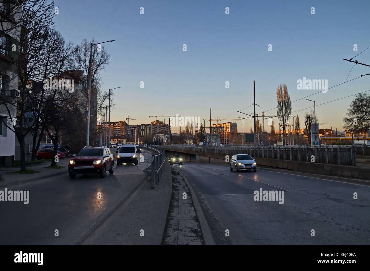 Blick auf einen Teil einer großen Kreuzung mit einer Unterführung vor dem Bahnhof Poduene, Sofia, Bulgarien Stockfoto