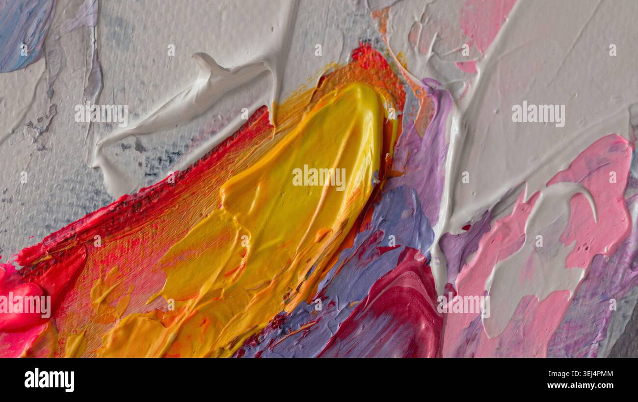 Ölgemälde mit Palettenmesser, die lebendige Farben und Texturen auf Leinwand in abstraktem Stil zeigen Stockfoto