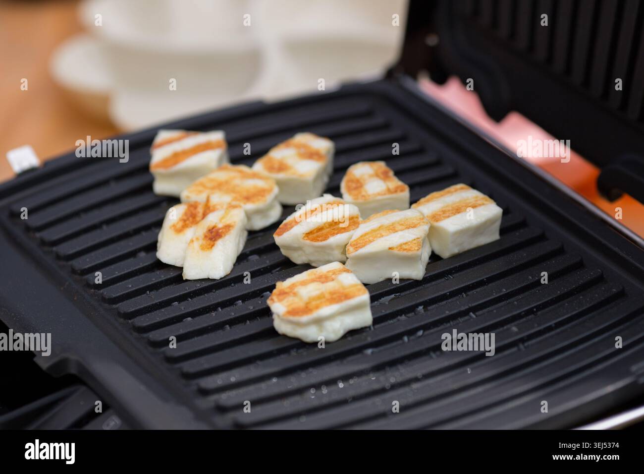 Gegrillter Halloumi-Käse In Der Presse Stockfoto