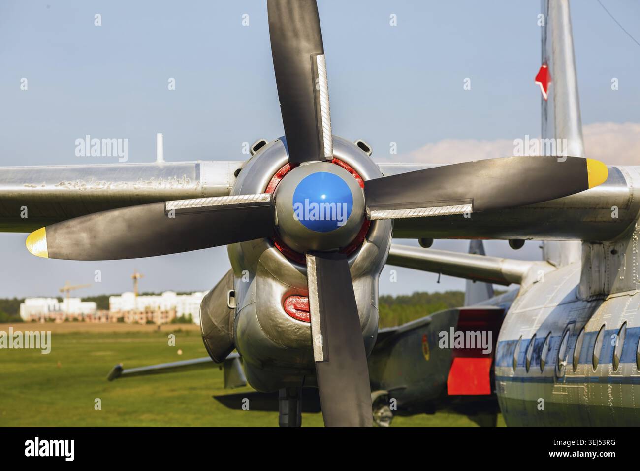 Altes Turboprop-Transportflugzeug. Motor und Propeller des alten Retro-Transportflugzeugs Nahaufnahme. Fragment des Flugzeugs Stockfoto
