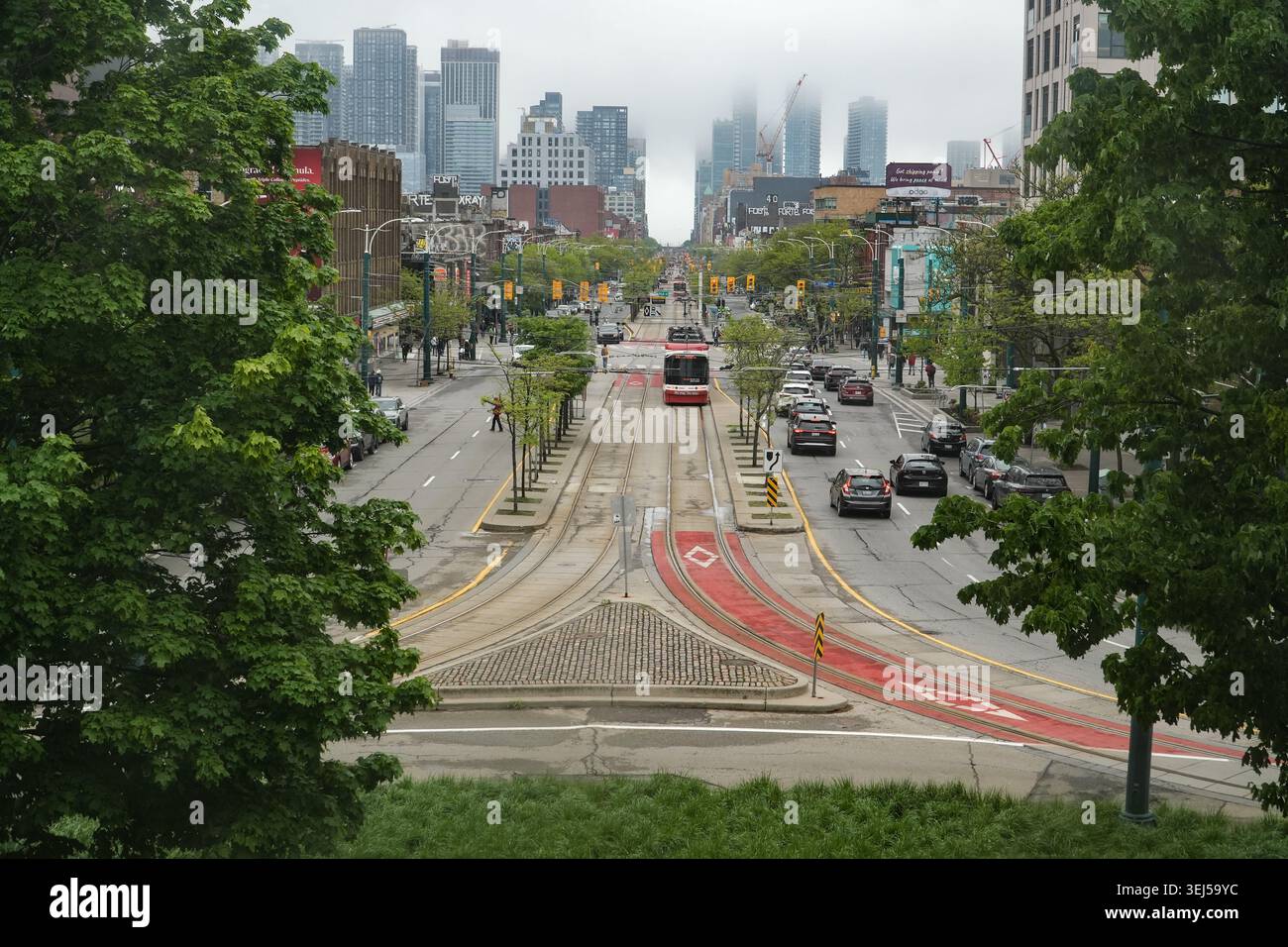Erhöhter Blick auf die Straßenbahnschienen der Spadina Avenue, den Verkehr und die Skyline der Stadt in der Innenstadt von Toronto, Ontario, Kanada. Stockfoto