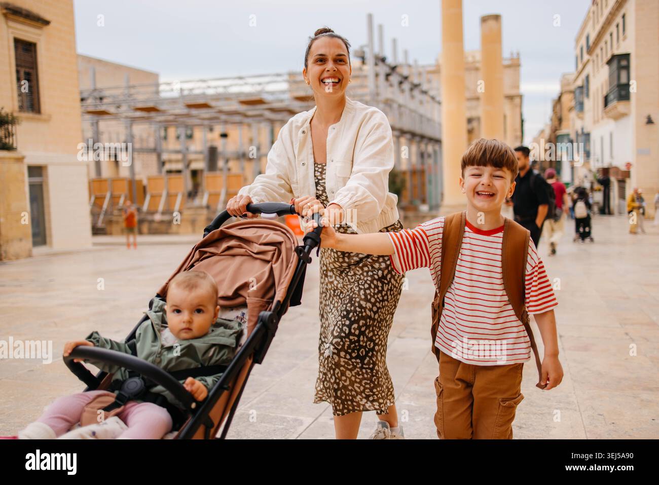 Mutter und zwei Zwillingsreisende Stockfoto