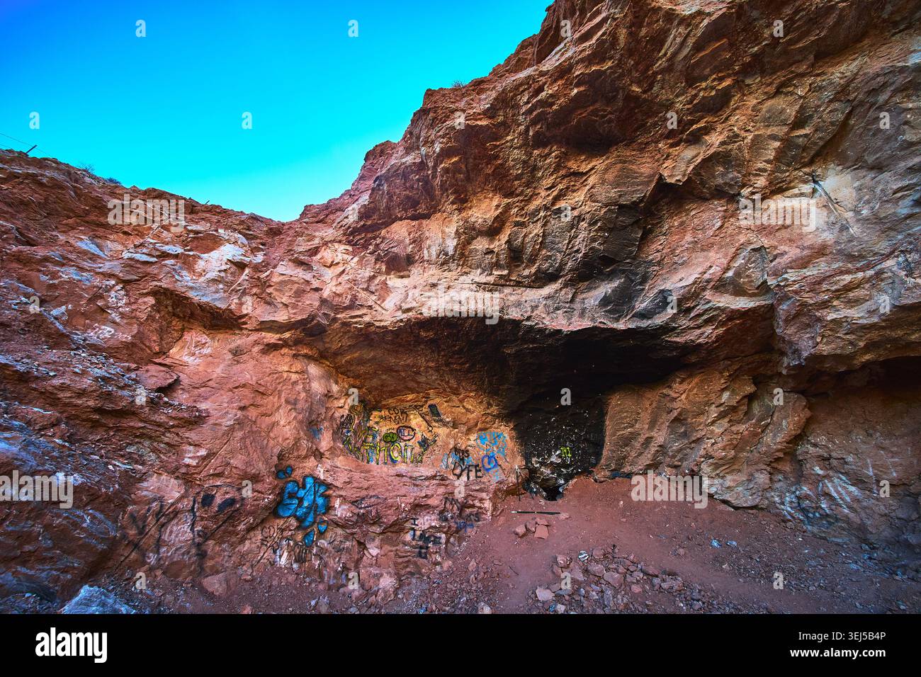 Desert Hills Cave mit Graffiti-Kunst und felsigem Gelände in Nevada Stockfoto