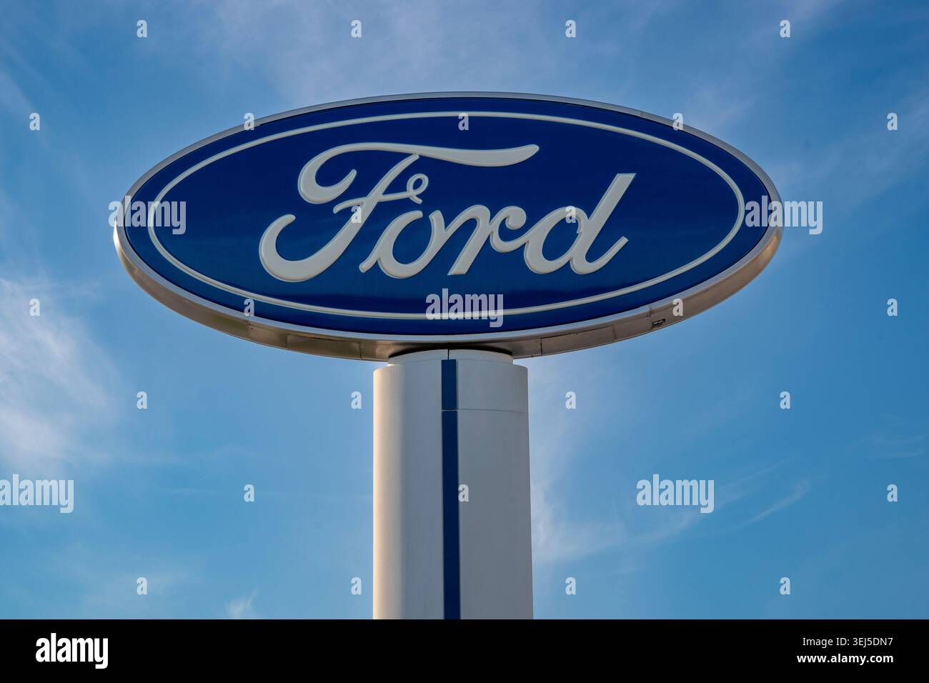 Levanworth, Kansas. Ford-Schild mit blauem Himmel im Händlerbetrieb. Stockfoto