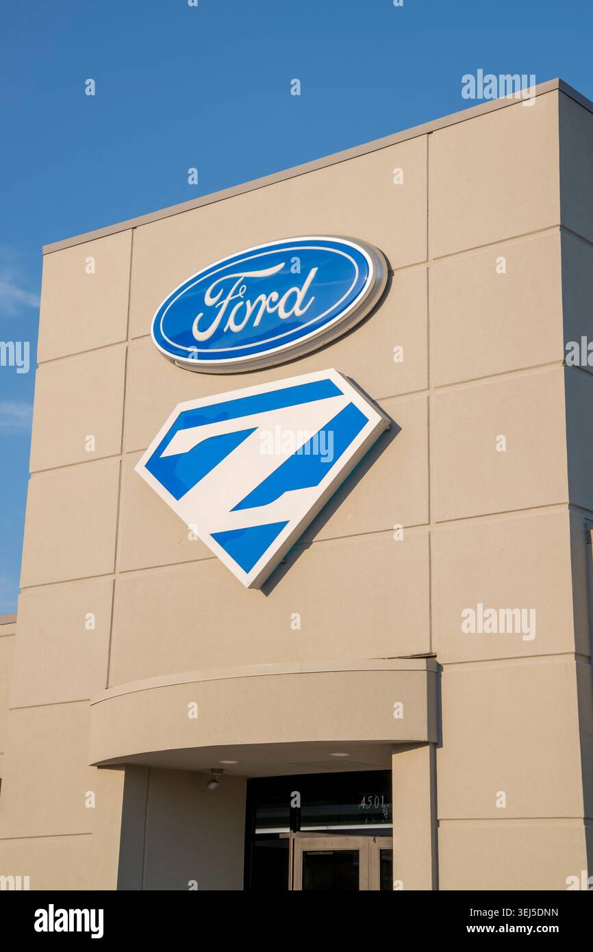 Levanworth, Kansas. Ford-Logo und -Schild auf dem Händlergebäude. Stockfoto