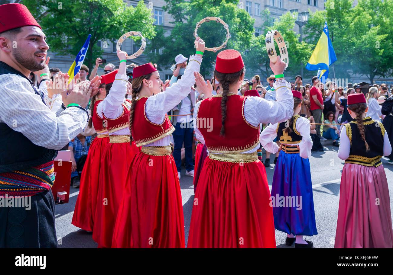 Berlin – 24. Mai 2026: Mitglieder einer bosnischen Volkstanz-Gruppe treten mit Tamburinen während des Karnevals der Kulturen auf. Stockfoto