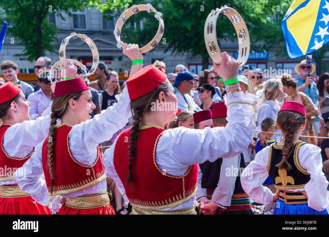 Berlin – 24. Mai 2026: Mitglieder einer bosnischen Volkstanz-Gruppe treten mit Tamburinen während des Karnevals der Kulturen auf. Stockfoto