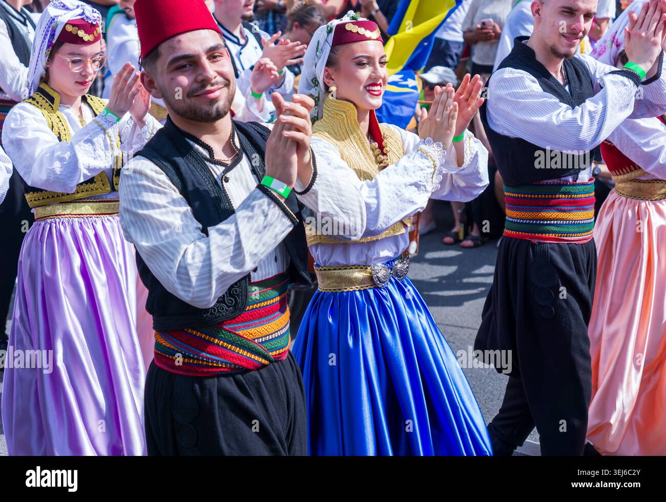 Berlin – 24. Mai 2026: Mitglieder einer bosnischen Volkstanz-Gruppe in traditionellen Trachten treten während des Karnevals der Kulturen auf. Stockfoto