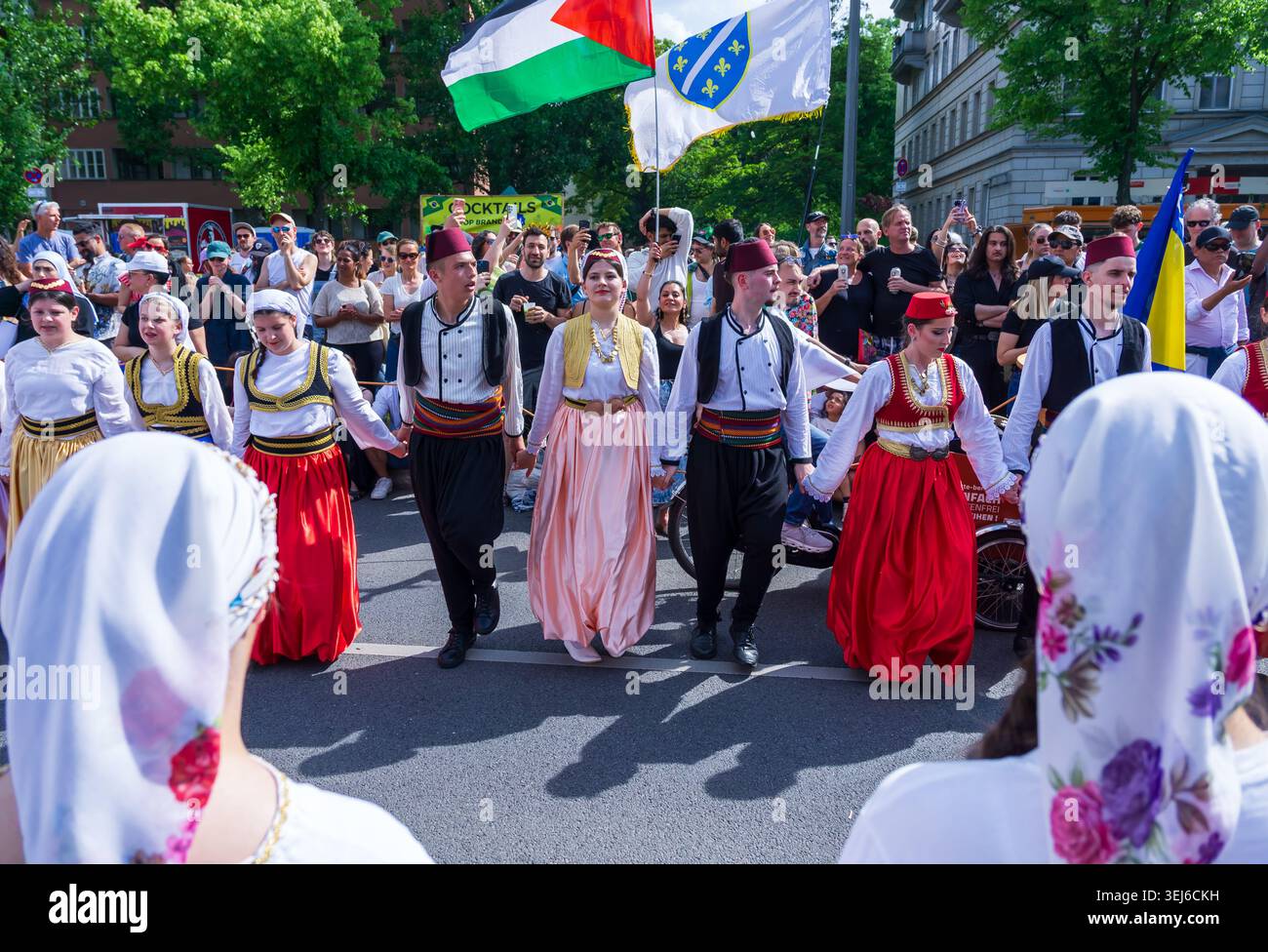Berlin – 24. Mai 2026: Mitglieder einer bosnischen Volkstanz-Gruppe in traditionellen Trachten treten während des Karnevals der Kulturen auf. Stockfoto
