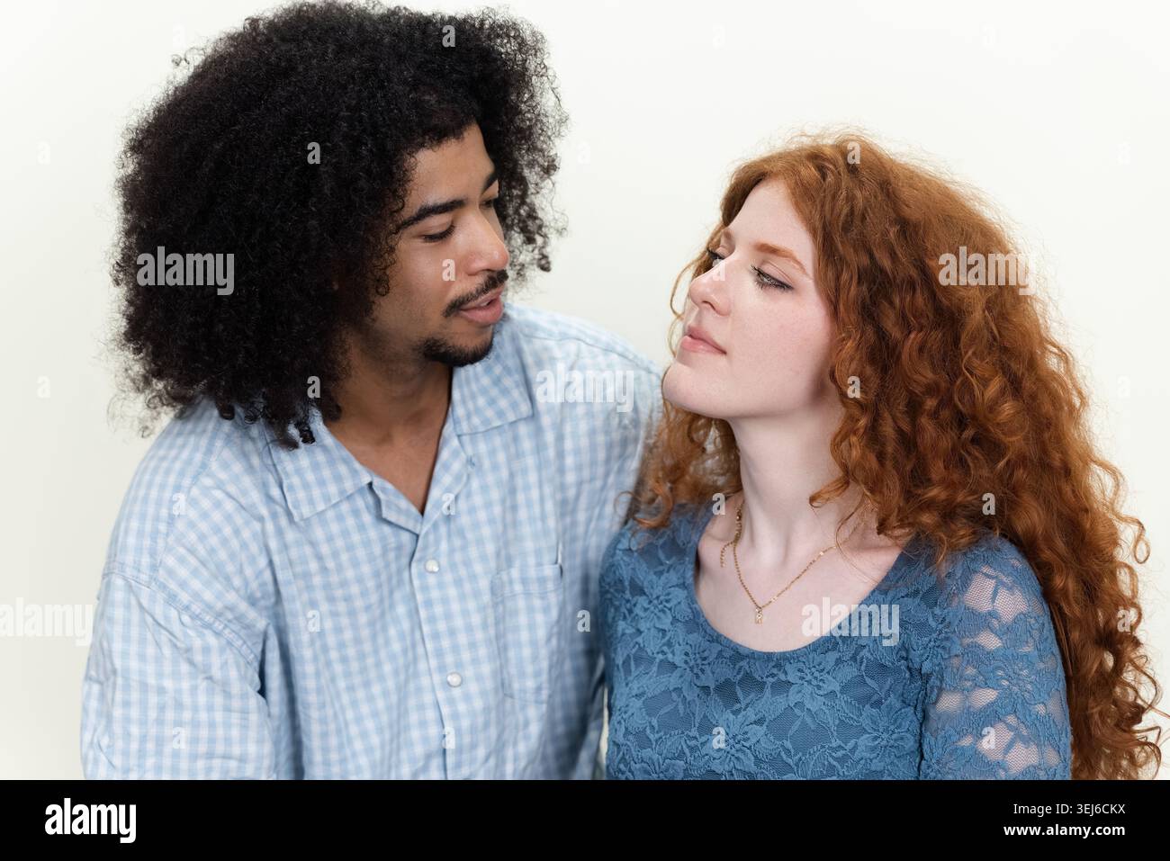 Ein junges Paar, das sich ansieht, sich verbindet und Momente der Anziehung teilt Stockfoto