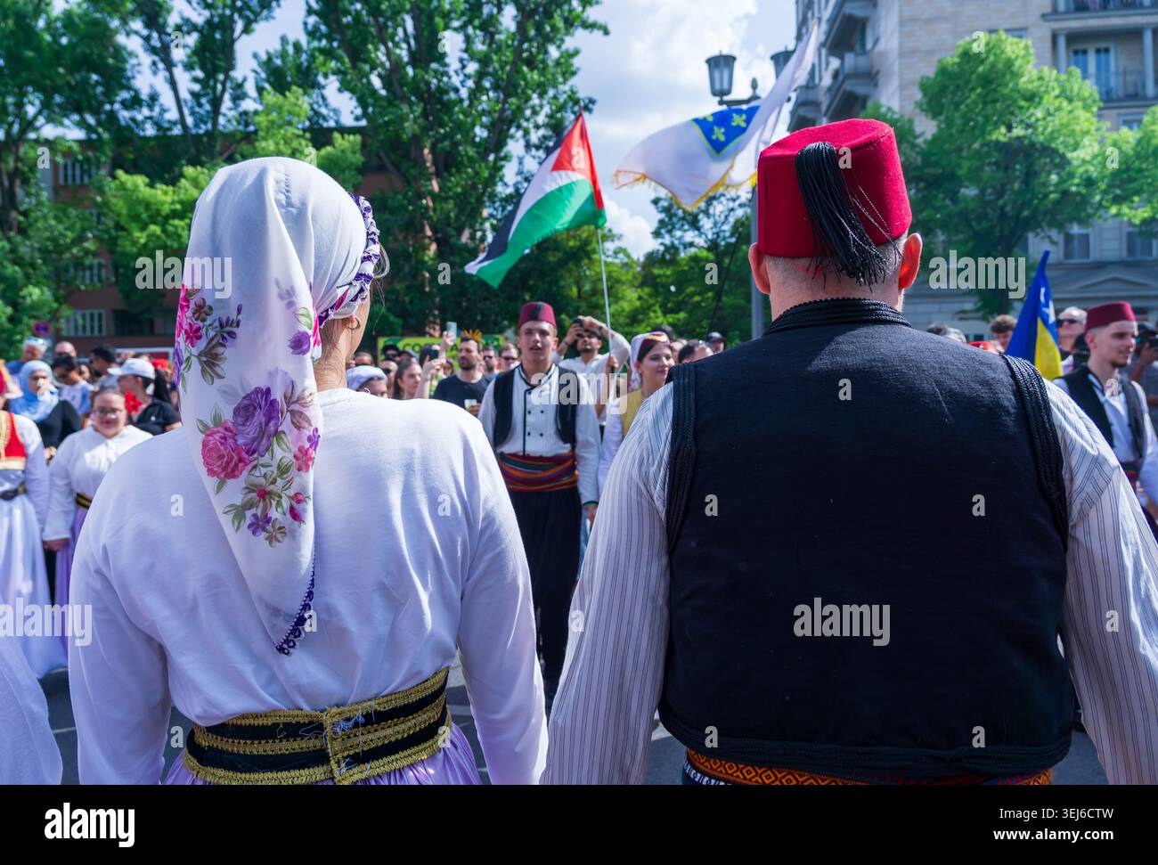 Berlin – 24. Mai 2026: Mitglieder einer bosnischen Volkstanz-Gruppe in traditionellen Trachten treten während des Karnevals der Kulturen auf. Stockfoto