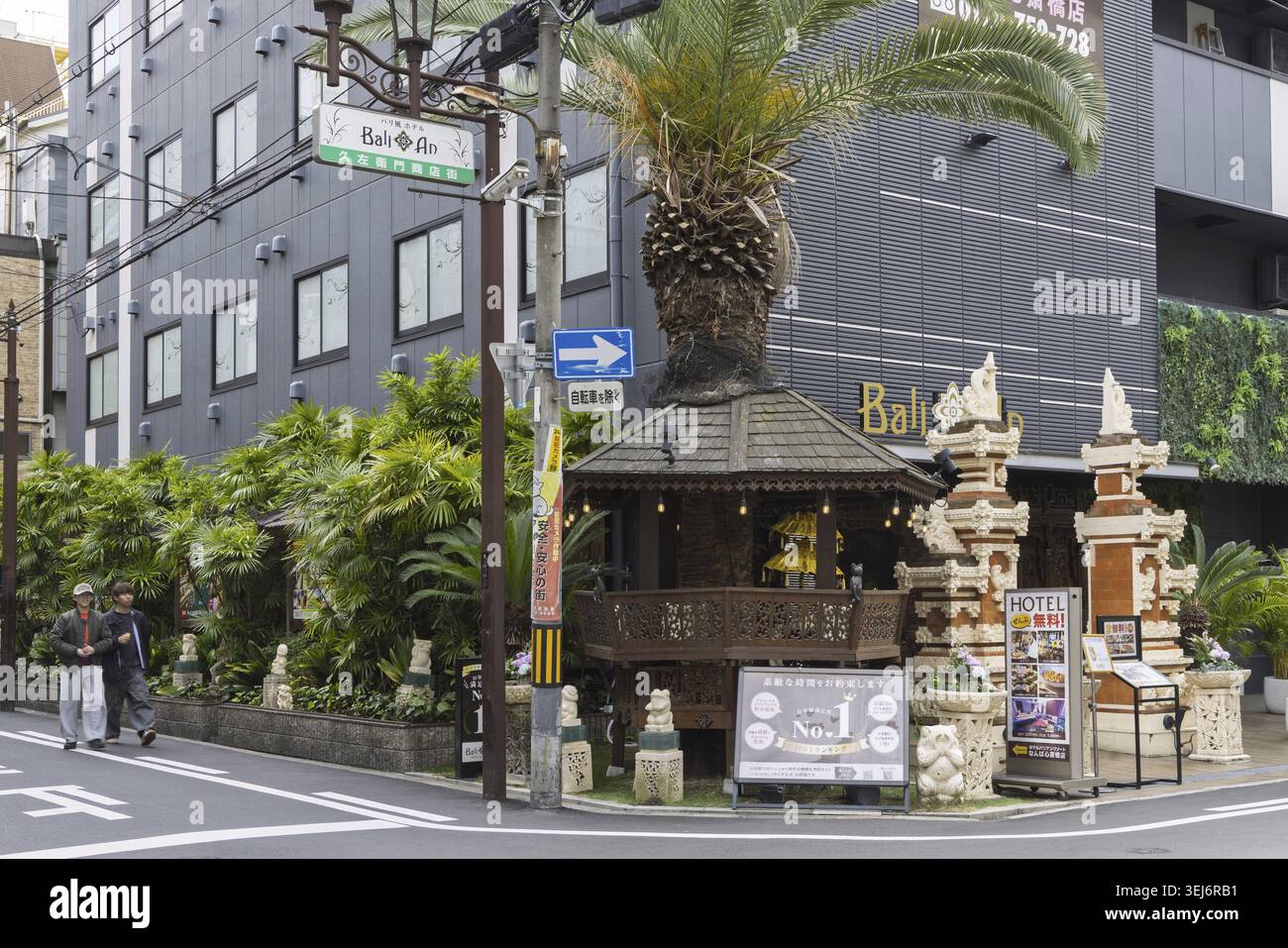 Osaka, Japan - 31. März 2025: Städtische Begrünung des Fassade Bali Hotels in den Straßen von Osaka, Japan Stockfoto