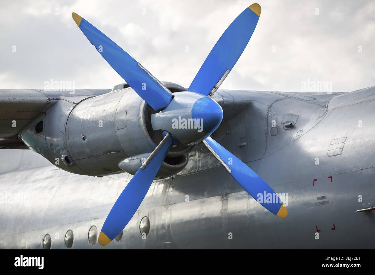 Motor und Propeller des alten Retro-Transportflugzeugs Nahaufnahme. Fragment des Flugzeugs Stockfoto