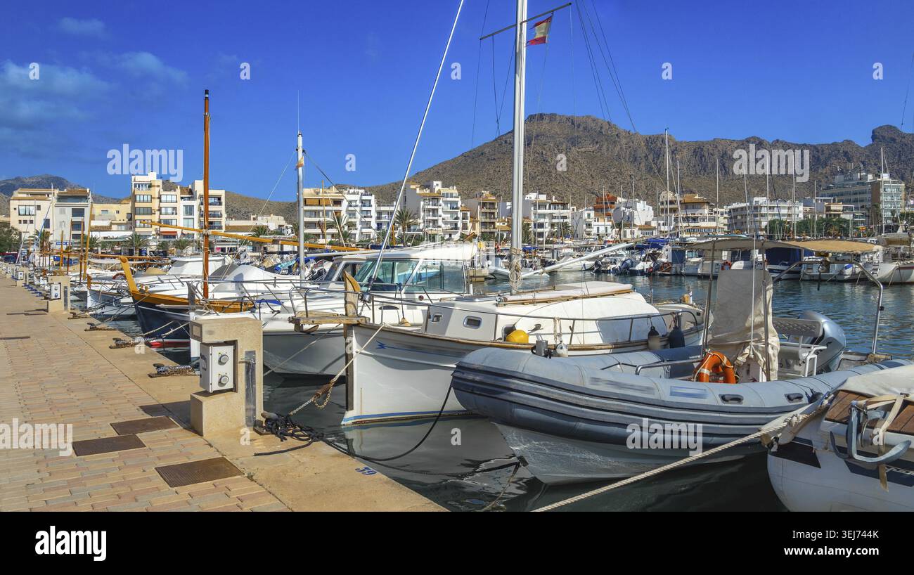 Marina von Puerto de Pollensa, Pollensa, Comarca Sierra de Tramuntana, Bucht von Pollensa, Mittelmeer, Mallorca, Islas Baleares, Spanien Stockfoto