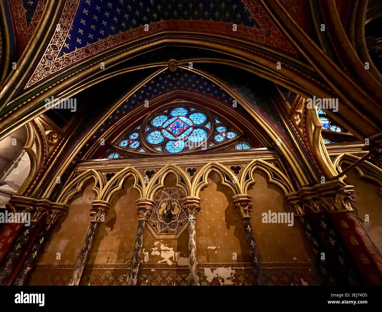 Paris, Frankreich - 25. April 2026: Gotisches Buntglas und Bögen in der Sainte Chapelle. - Smartphone-aufgenommenes Stockfoto