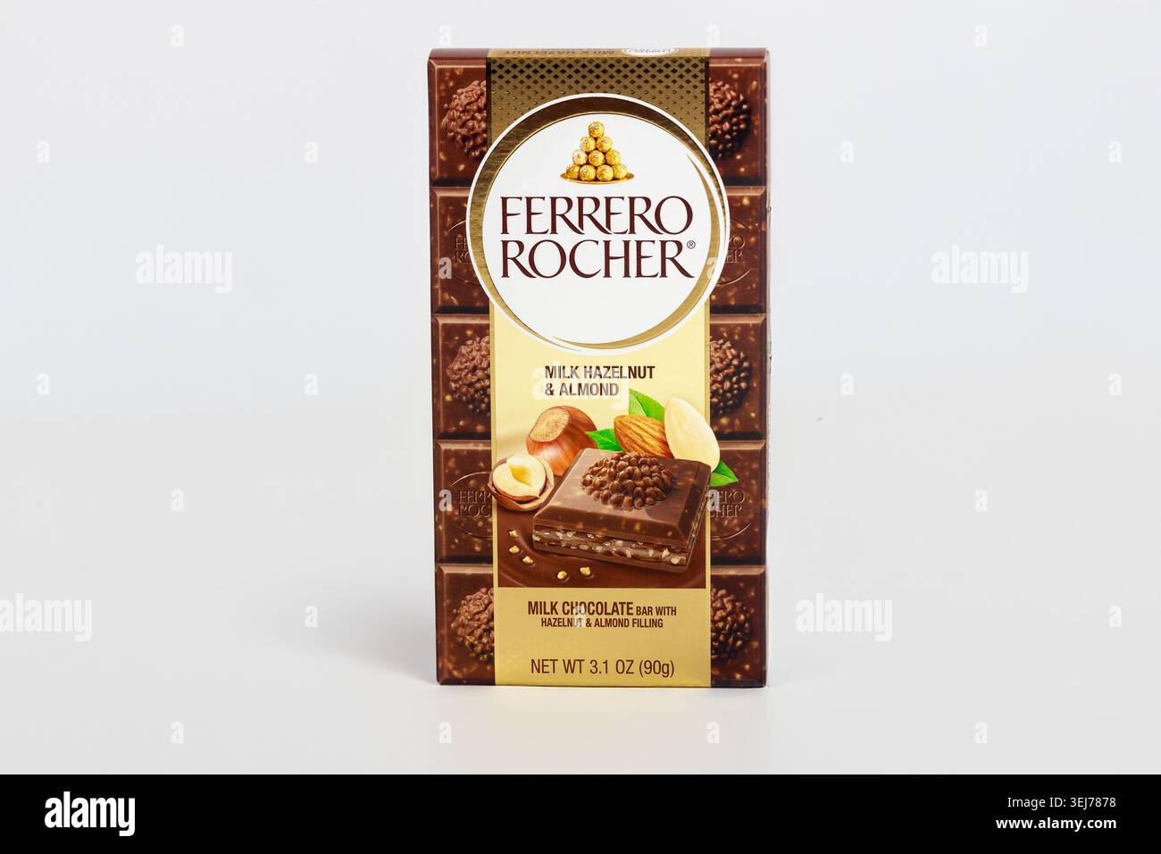 Milchschokolade mit Haselnuss- und Mandelbonbons in einer dekorativen Box auf einem schlichten Hintergrund Stockfoto
