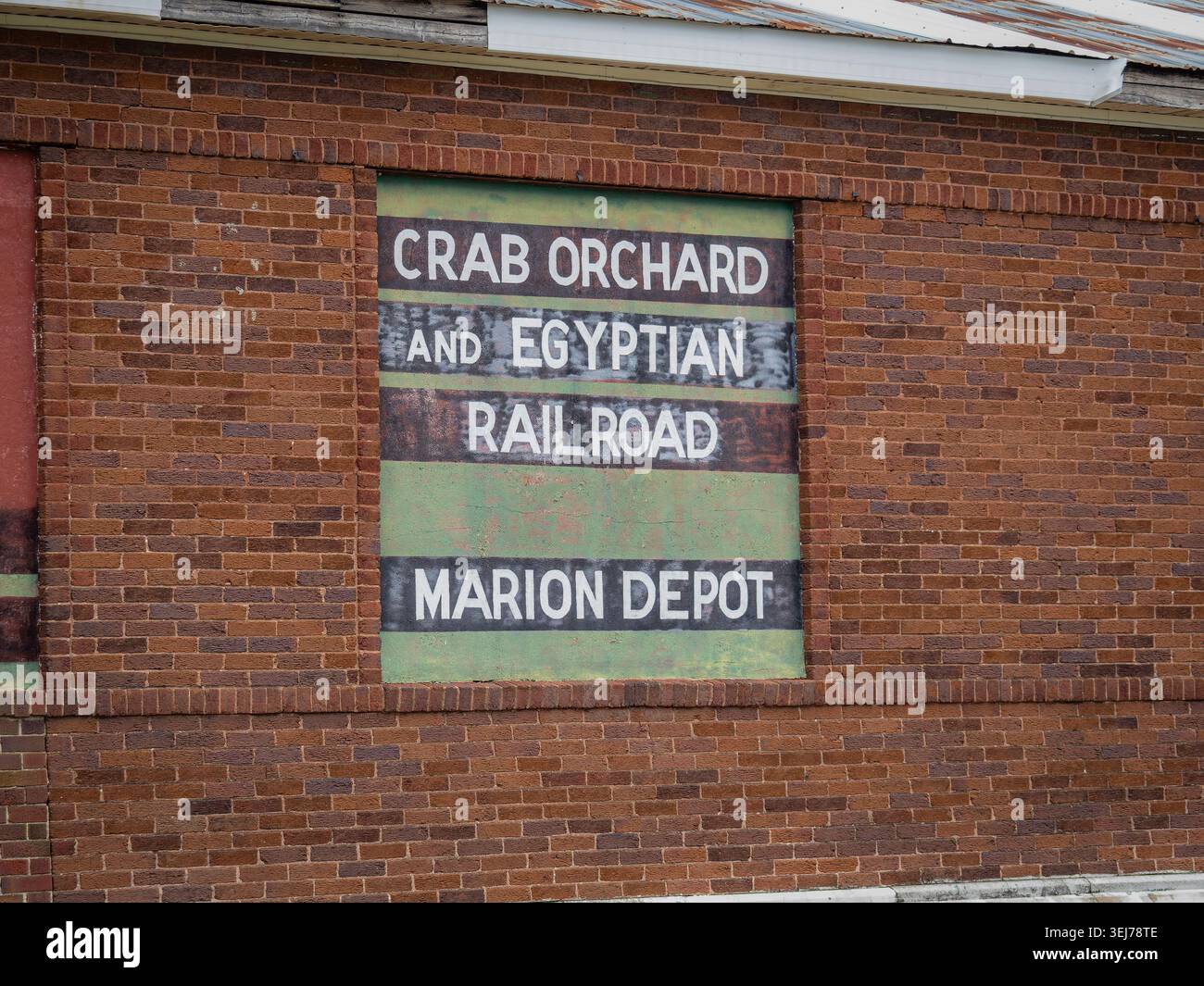 Vintage-gemaltes Wandschild für die Crab Orchard and Egyptian Railroad in einem Backsteingebäude im historischen Marion Depot in Illinois Stockfoto