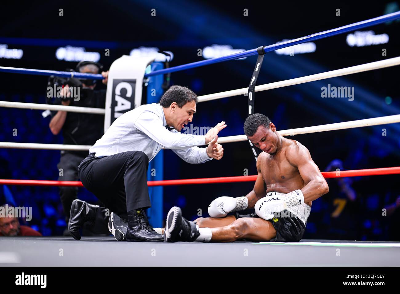 Der Schiedsrichter zählt den Boxer nach einem KO während des Boxkampfes Milan Prat gegen Placido Ramirez in der Adidas Arena am 17. Mai 2025 in Paris, F Stockfoto