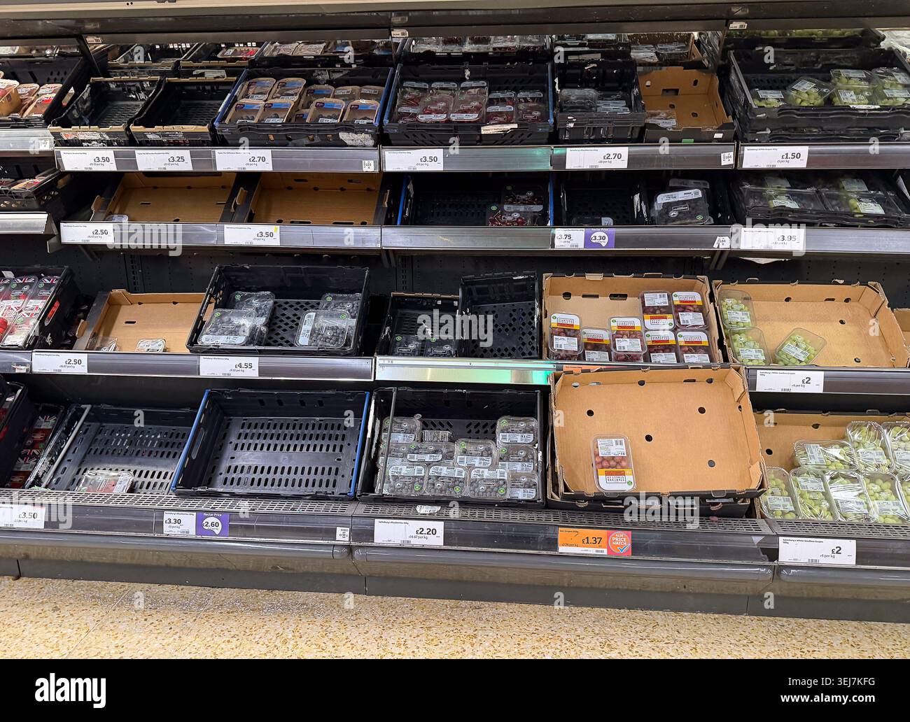 Staines-upon-Thames, Surrey, Großbritannien. Mai 2026. Teilweise leere Regale in einem Sainsbury's Supermarkt in Surrey während der aktuellen Hitzewelle, da Käufer frisches Obst kaufen. Kredit: Maureen McLean/Alamy Stockfoto