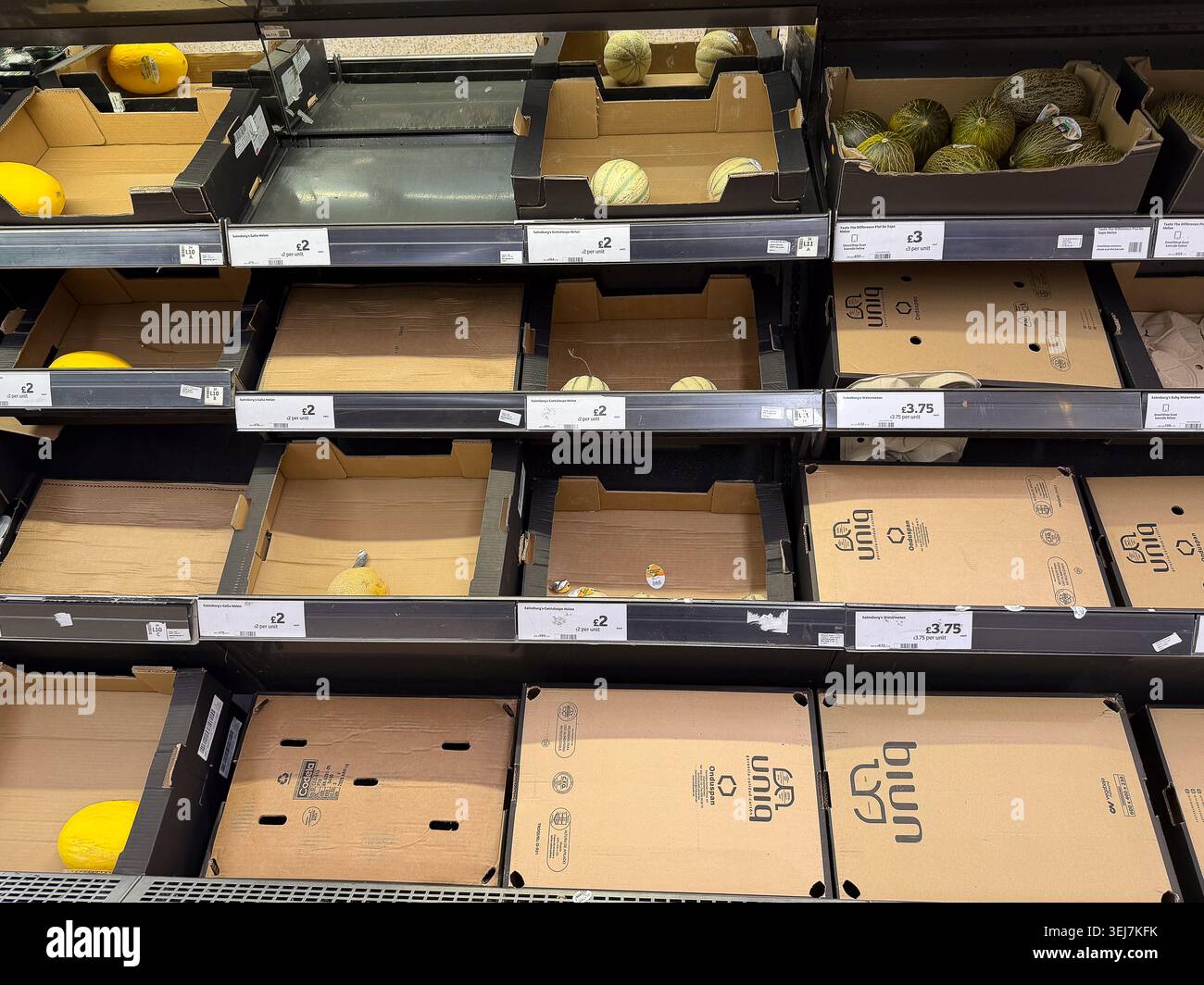 Staines-upon-Thames, Surrey, Großbritannien. Mai 2026. Teilweise leere Regale in einem Sainsbury's Supermarkt in Surrey während der aktuellen Hitzewelle, während Käufer frische Melonen schnappen. Kredit: Maureen McLean/Alamy Stockfoto