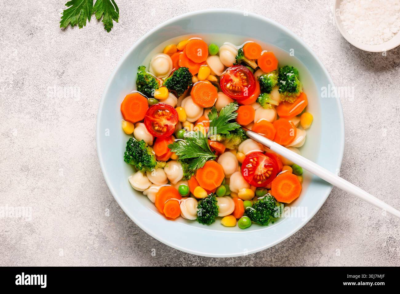 Hausgemachte Suppe mit Miniknödeln und Gemüse. Stockfoto