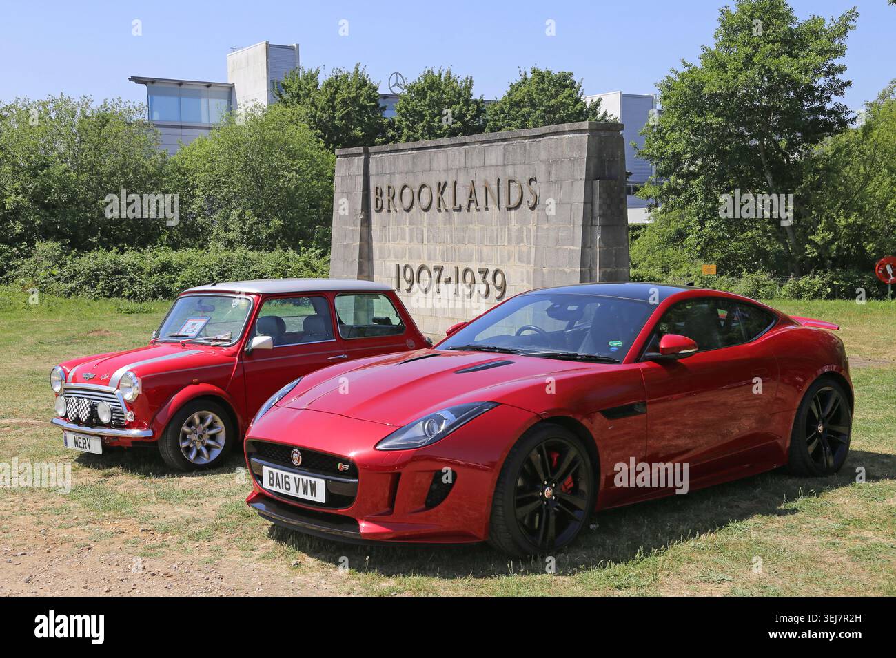 Rover Mini Cooper Sport 500 (2000) und Jaguar F-Type S (2016), Best of British Day, Brooklands Museum, Weybridge, Surrey, England, Großbritannien, Europa Stockfoto