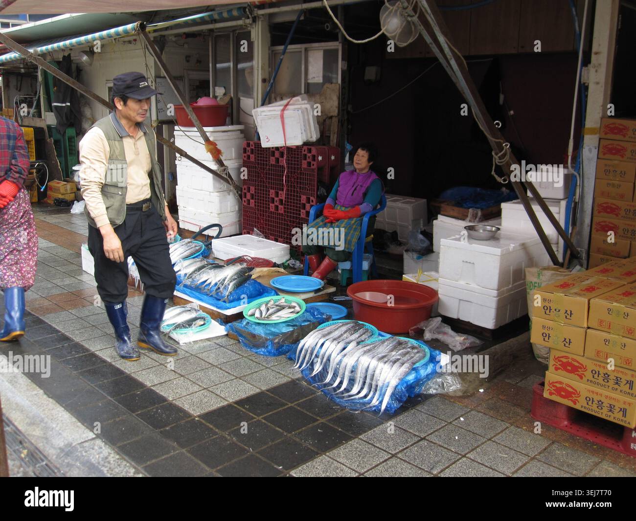 Busan, Südkorea, 22. Oktober 2012, Händler, die frische Meeresfrüchte auf dem Busan Fish Street Market verkaufen Stockfoto