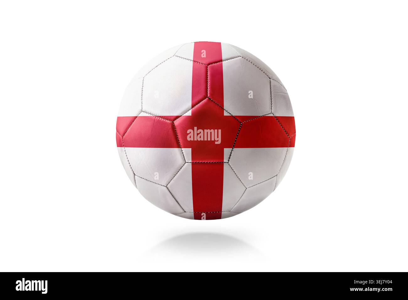 Weißer Fußball mit rotem St. George Kreuz, das England repräsentiert, isoliert auf einem sauberen Hintergrund mit weichem Schatten und zentrierter Komposition. Stockfoto