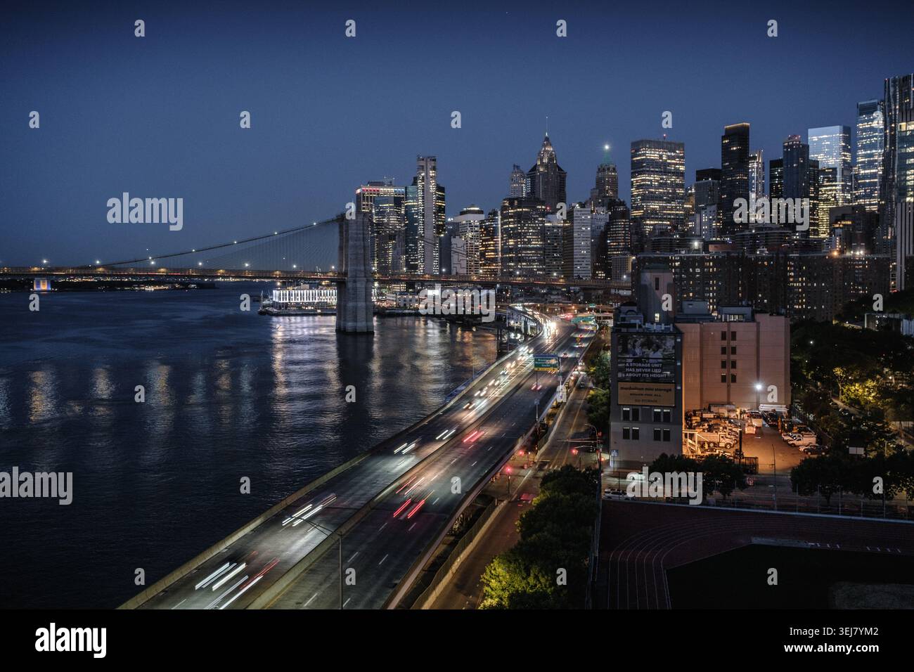 Nachtansicht auf die Wolkenkratzer in Lower Manhattan, New York City. Stockfoto