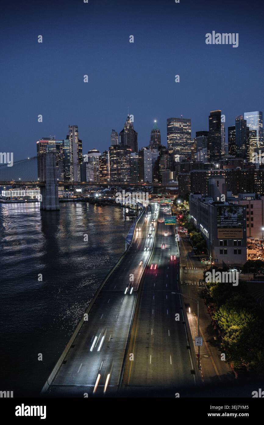 Nachtansicht auf die Wolkenkratzer in Lower Manhattan, New York City. Stockfoto