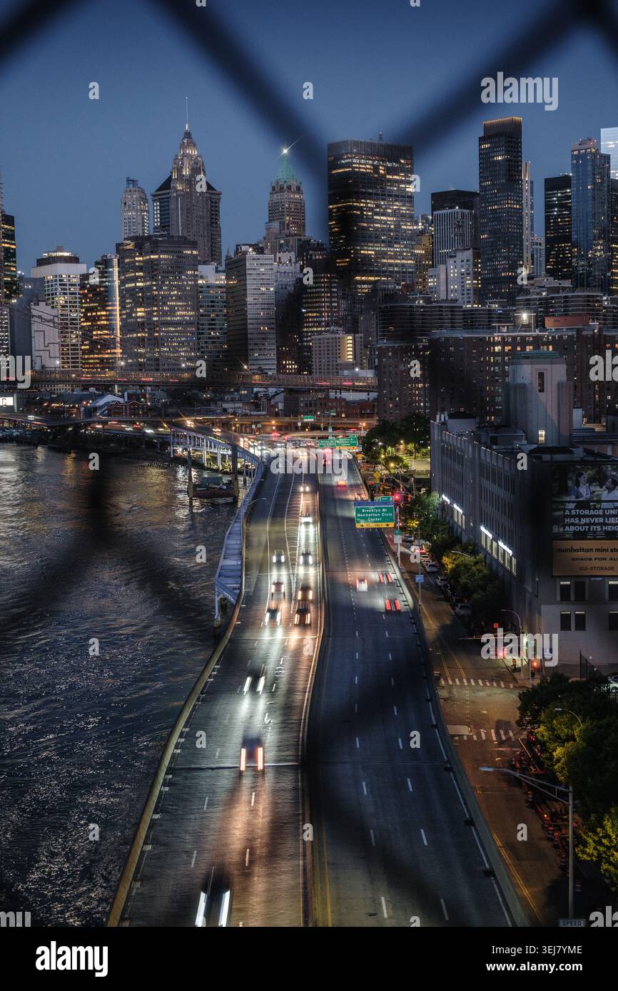 Nachtansicht auf die Wolkenkratzer in Lower Manhattan, New York City. Stockfoto