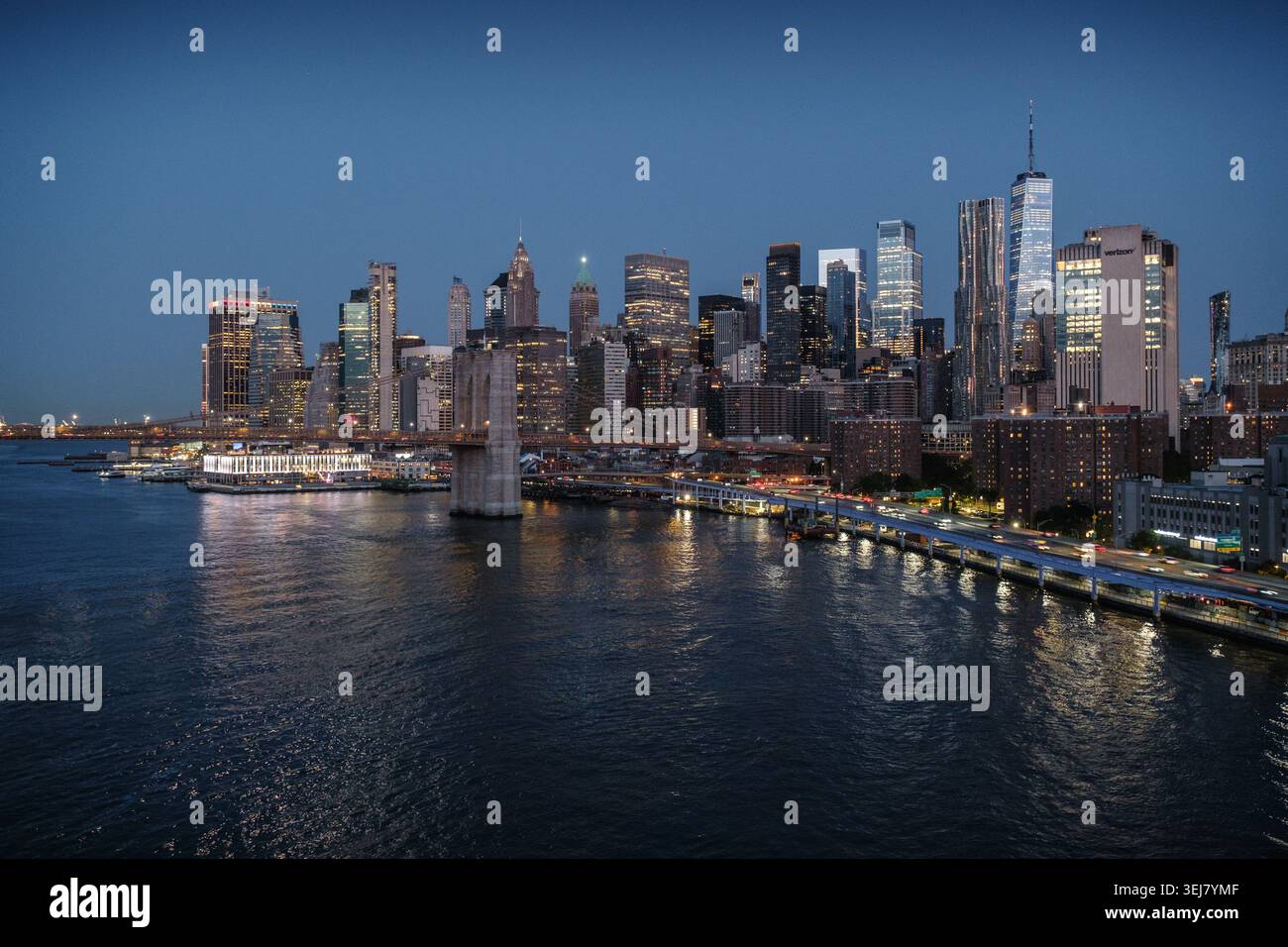 Nachtansicht auf die Wolkenkratzer in Lower Manhattan, New York City. Stockfoto