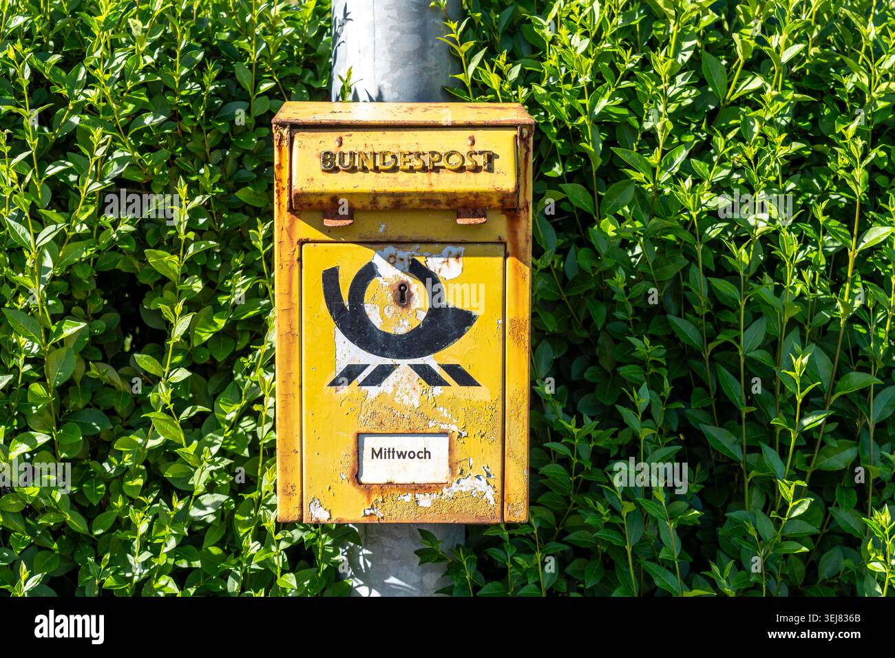 Ein alter Metallpostkasten der Deutschen Post mit Posthorn; nur mittwochs im Wodantal, Elfringhauser S, gesammelt Stockfoto