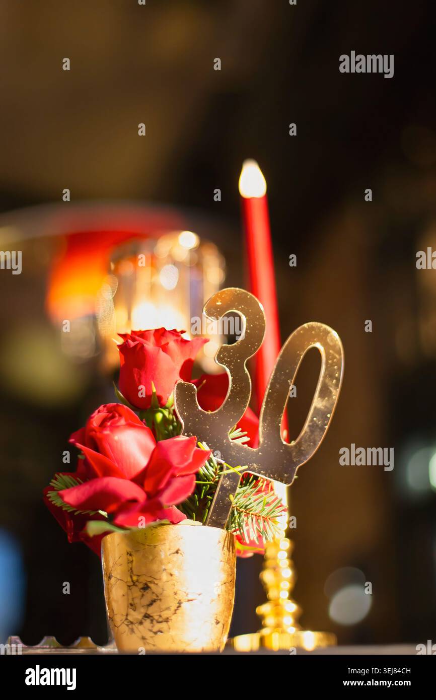 Eleganter Tisch im Mittelpunkt für einen 30. Geburtstag oder Jubiläumsfeier Stockfoto