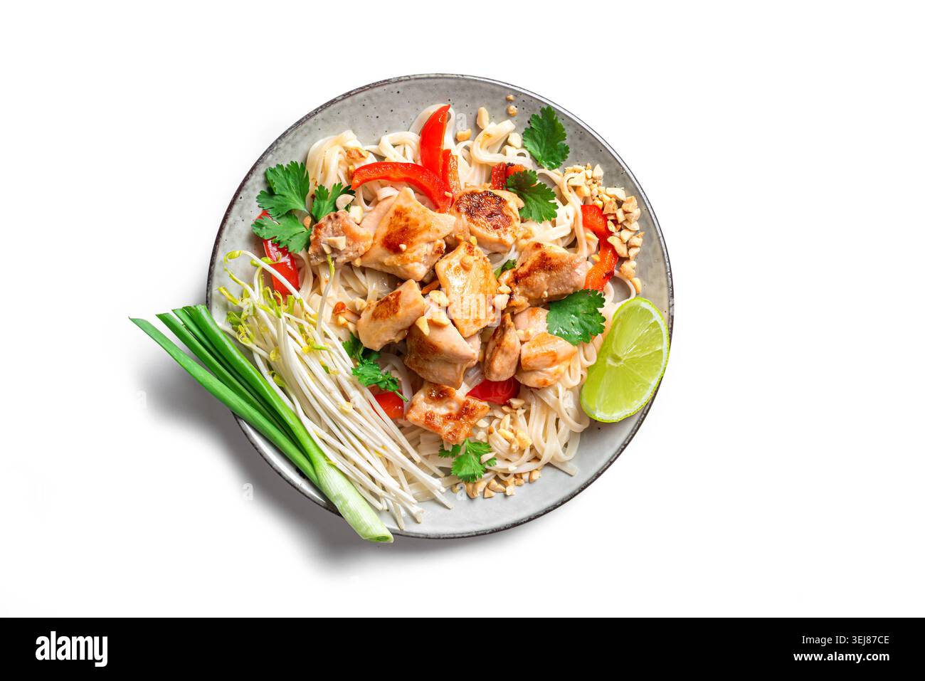 Authentische Thai Chicken Pad Thai Nudeln mit gemahlenen Erdnüssen, Sojasprossen, Koriander und Limette. Thailändische Mahlzeit, gebratene Hühnernudeln isoliert o Stockfoto