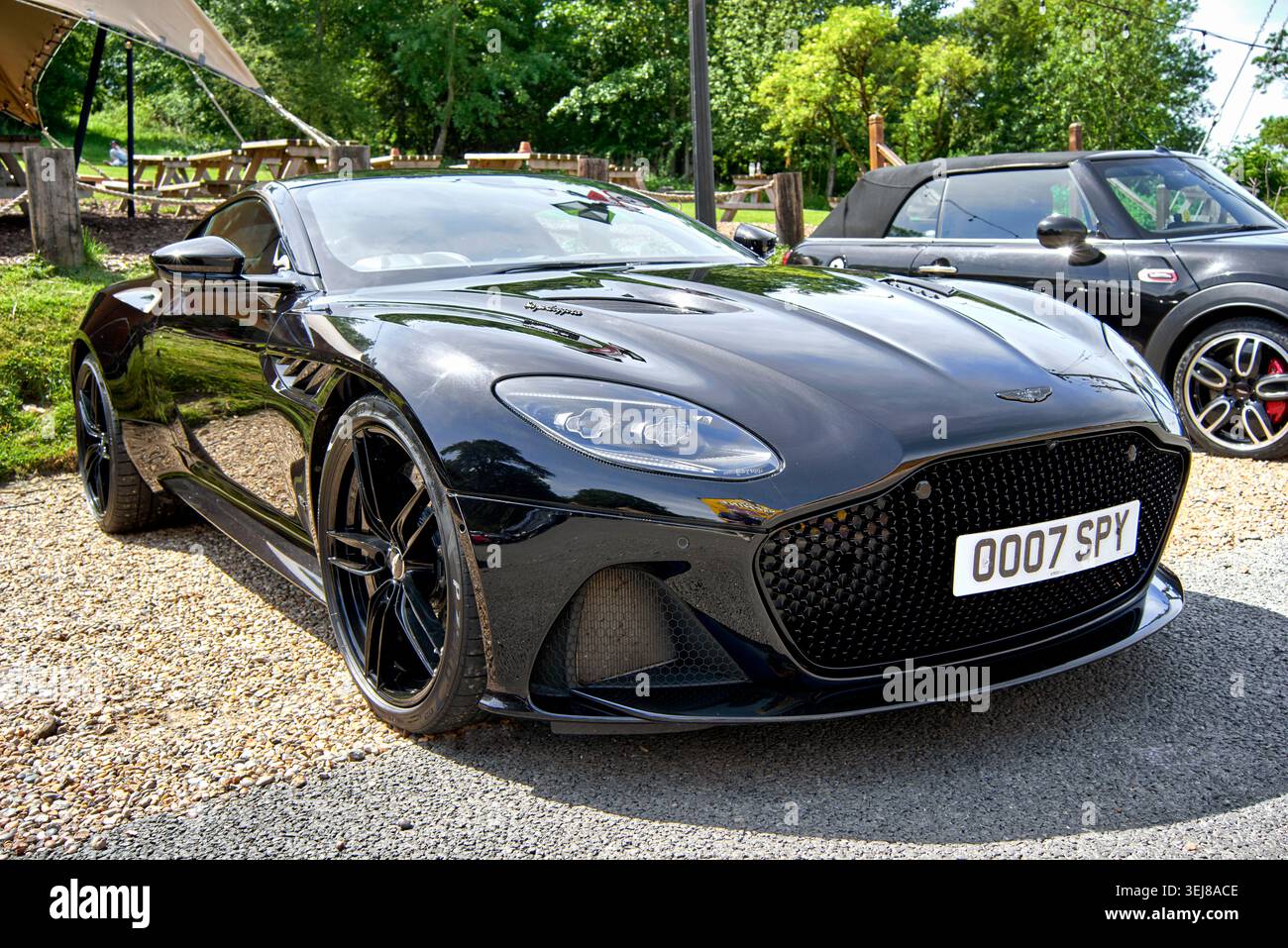 Aston Martin DBS V12 mit personalisiertem Nummernschild OO7 SPION Stockfoto