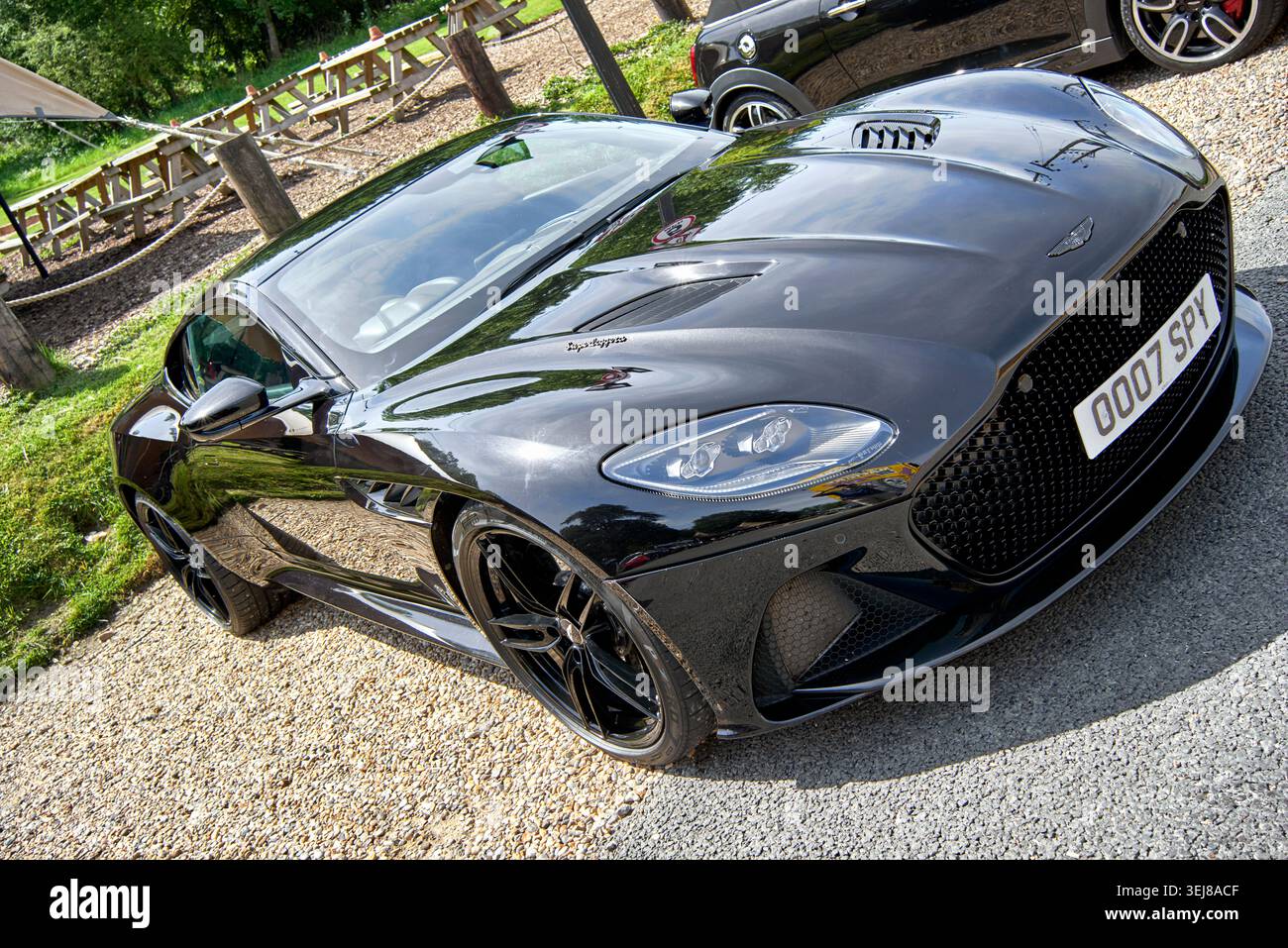 Aston Martin DBS V12 mit personalisiertem James-Bond-Nummernschild OO7-SPION Stockfoto