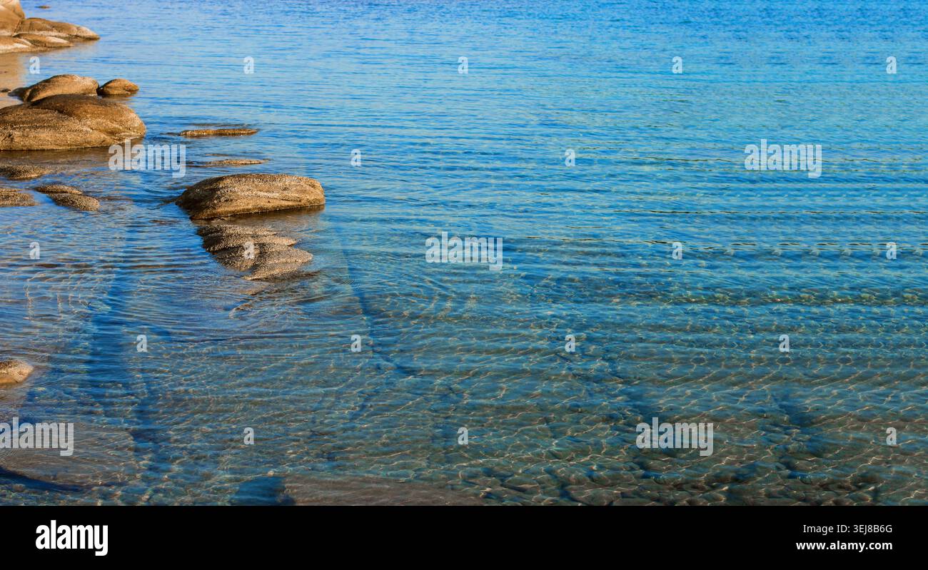 Wasser Hintergrund Steine Uferlinie Hintergrundbild Weitwinkel Panoramaformat Bildmuster leerer Kopierraum Stockfoto