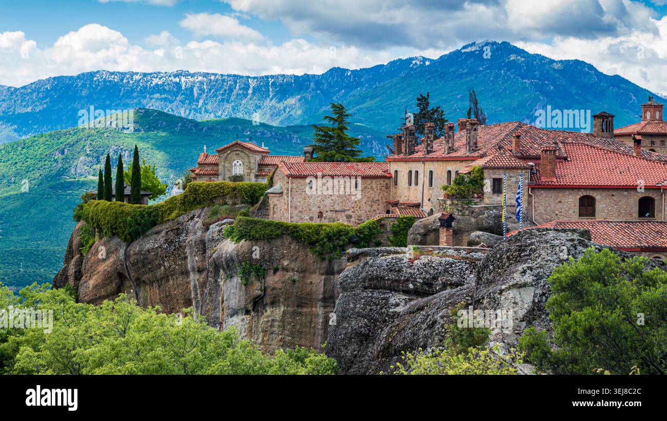 Meteora Kloster auf felsigen Klippen mit Berglandschaft in Griechenland Stockfoto