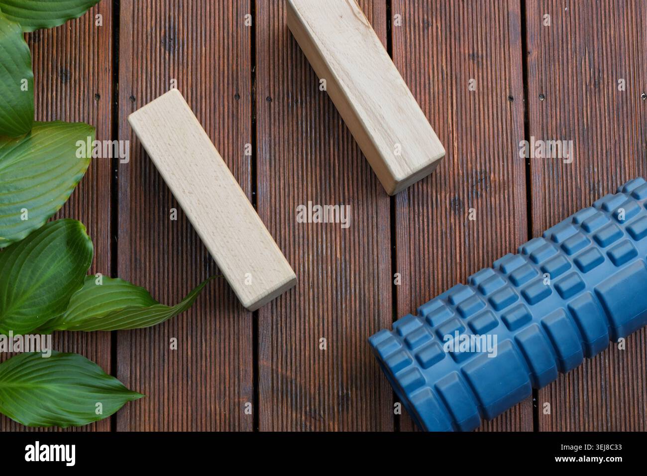 Blue Foam Roller und Yoga Blöcke aus Holz Stockfoto