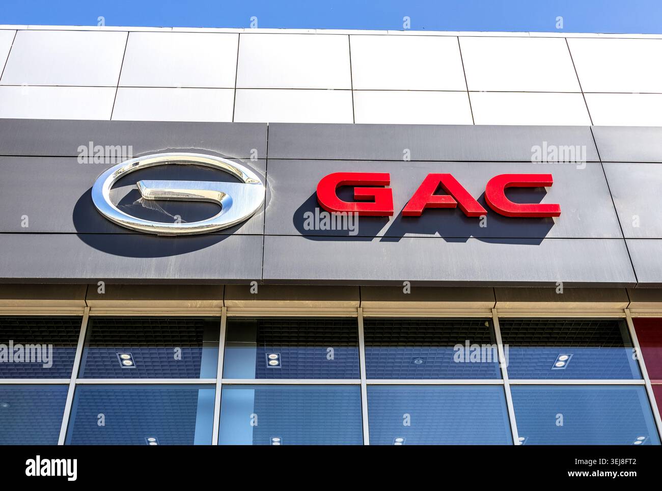 Samara, Russland - 23. Mai 2026: Chinesische Fahrzeugmarke GAC Motor. Offizielles Händlerschild des GAC-Motors an der Wand des Bürogebäudes Stockfoto