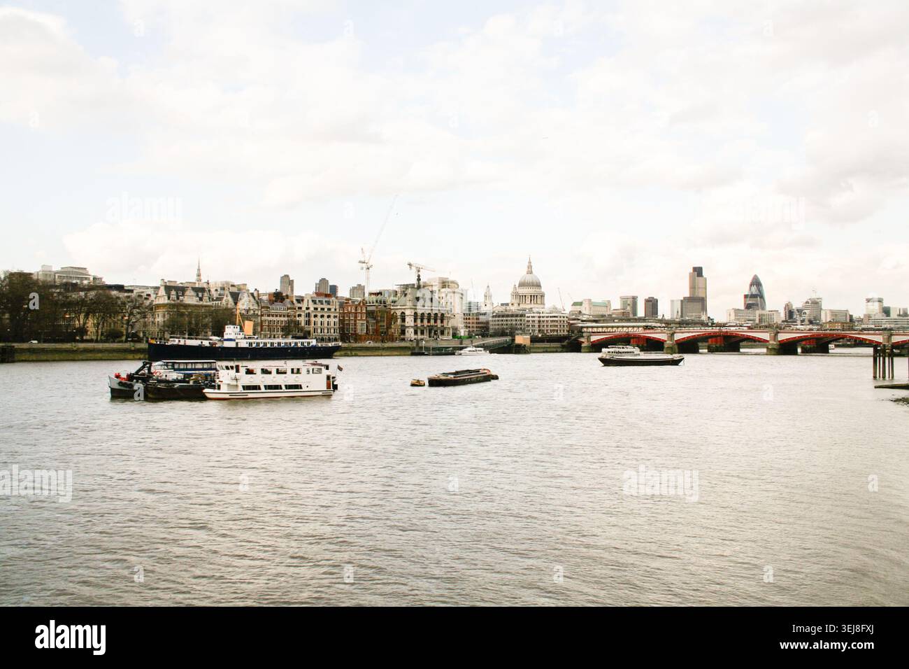 Retro-Blick auf Londons Skyline vom Themsenstrand im April 2006 mit Blackfriars Bridge und St Paul's Cathedral Stockfoto